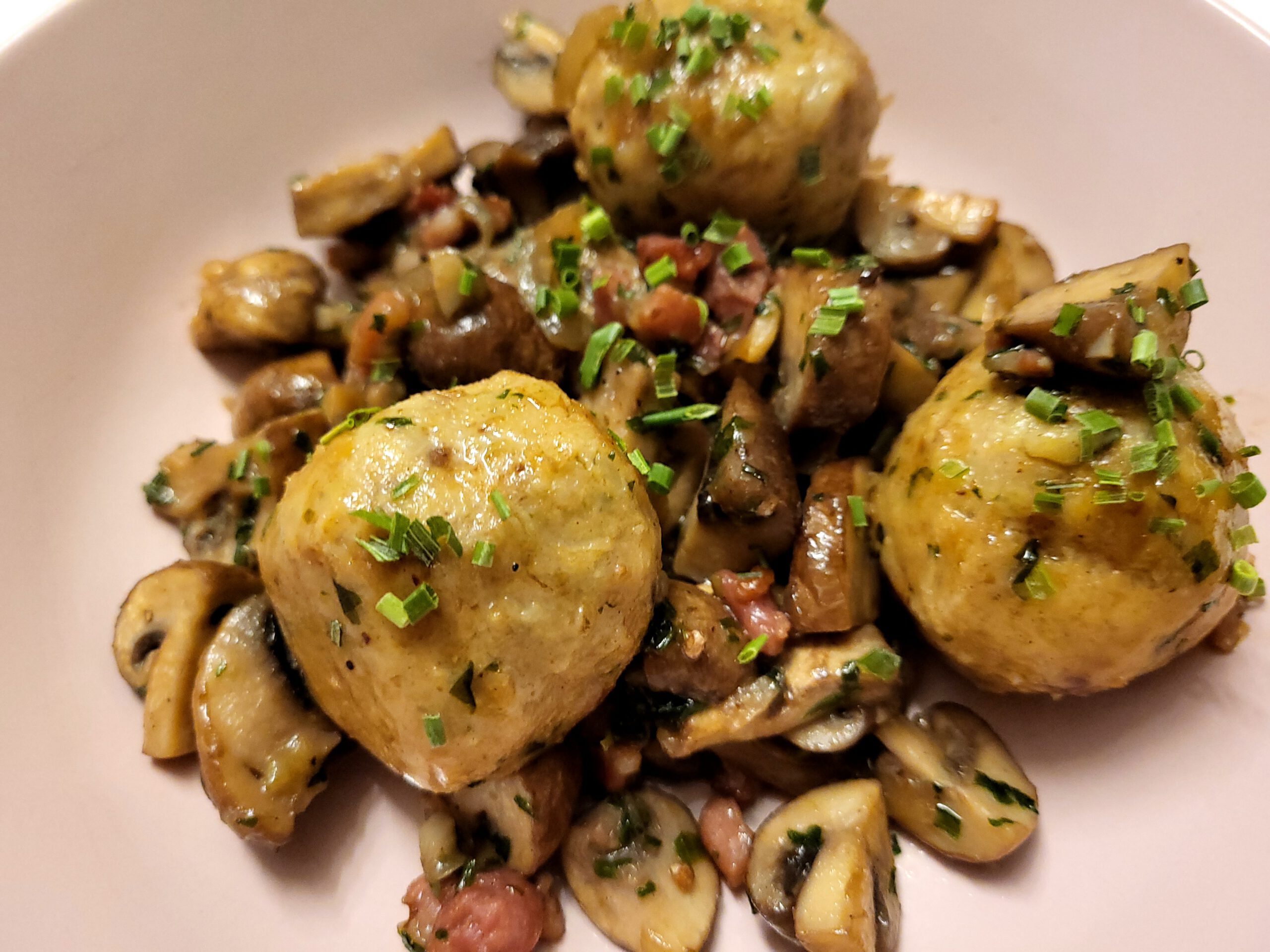 Herbstlich lecker: Semmelknödel mit gebratenen Pilzen – Patrick kocht!